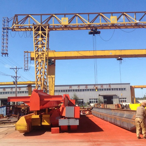 湖北孝感龙门吊厂家 焊塑钢箱不跑偏：造船龙门吊梯形箱梁焊接变形控制