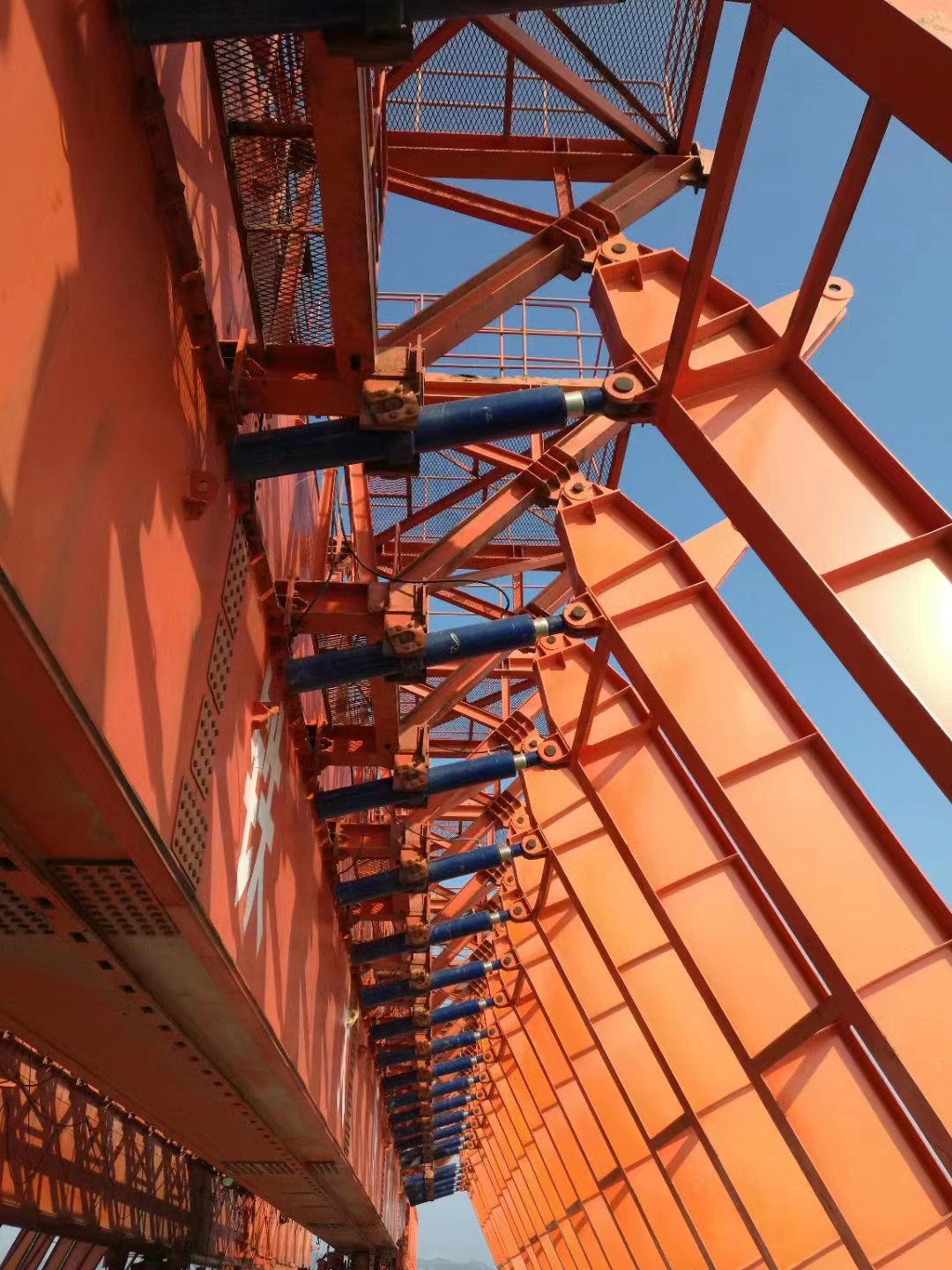 河北石家庄移动模架厂家 步履式顶推与滚轮行走优缺点对比