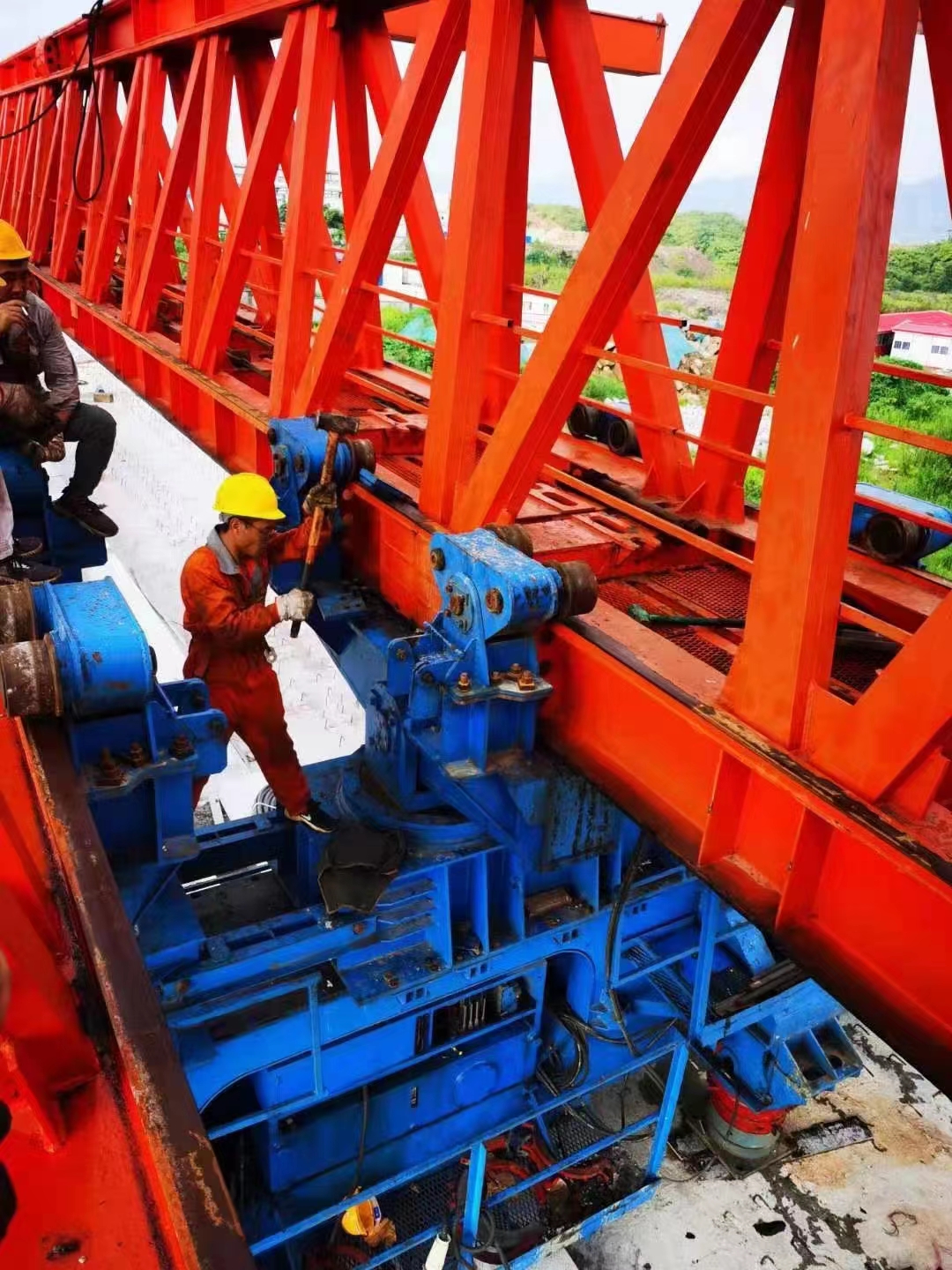 河北秦皇岛移动模架厂家 支撑托架横向抗倾覆构造设计