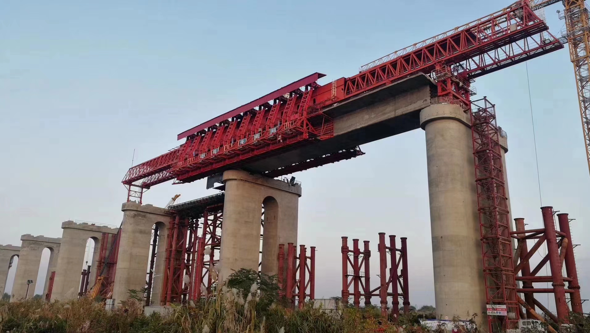 湖北神农架移动模架厂家 支腿垫梁墩顶高程适配调整